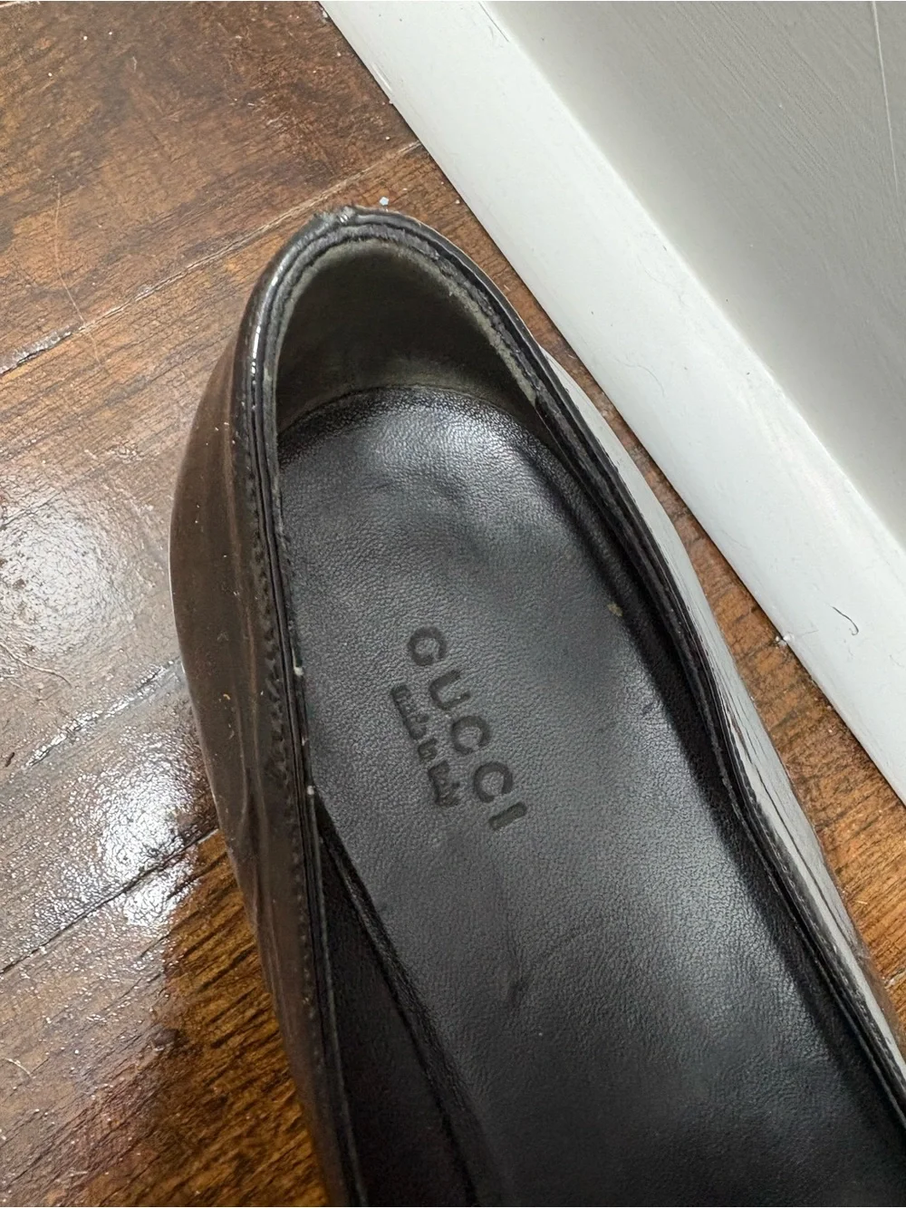 Gucci Black Women’s Peep-Toe Flats with Tortoiseshell Accent, size 9